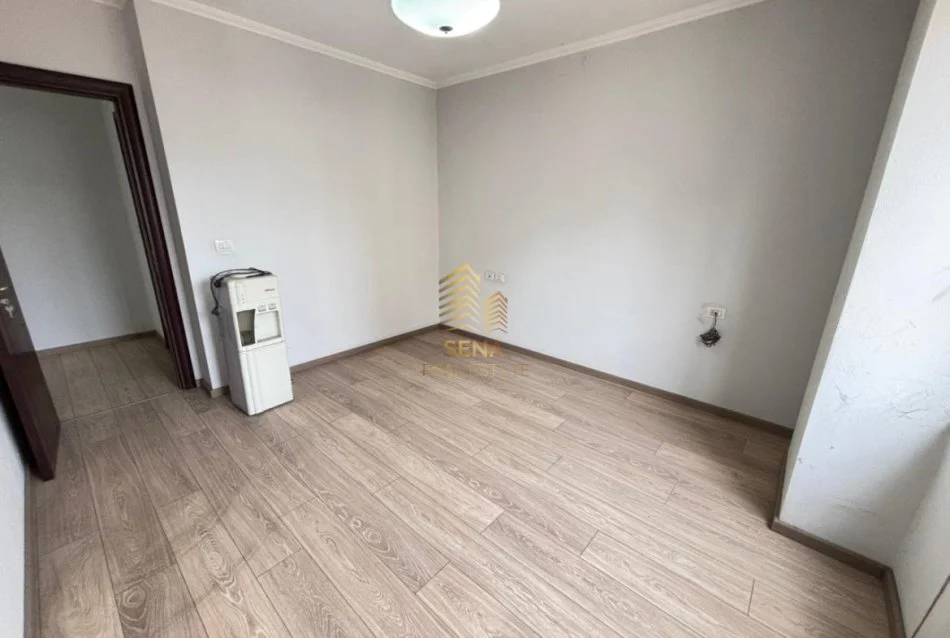 Tirane, shitet apartament 2+1+Ballkon Kati 3, 103 m² 258.000 € (21 Dhjetori, Rruga Muhamed Gjollesha)
