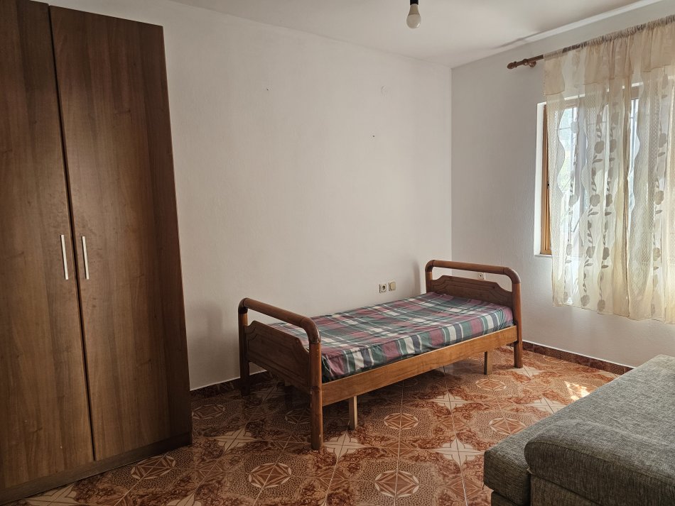 Tirane, jap me qera shtepi 2+1 Kati 1, 70 m², 30.000 Leke, Rruga Jordan Misja (Bulevardi i Ri)
