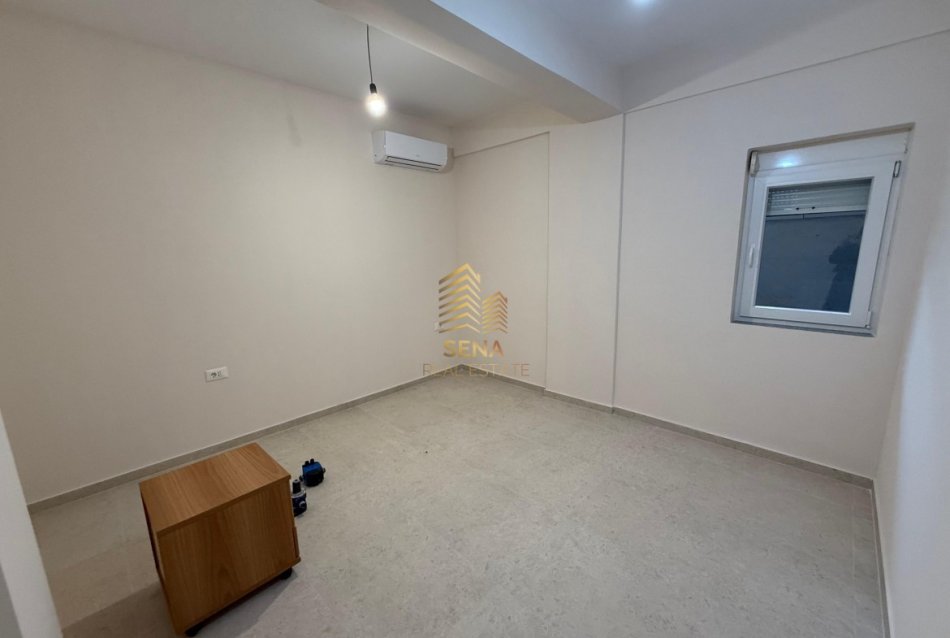 Tirane, jepet me qera Vile 1+1+Ballkon Kati 1, 60 m² 550 € (Komune, Rruga Robert Shvarc)