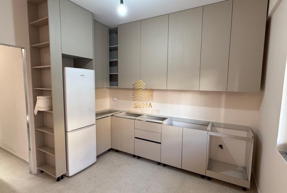 Tirane, jepet me qera Vile 1+1+Ballkon Kati 1, 65 m² 650 € (Rruga Robert Shvarc)