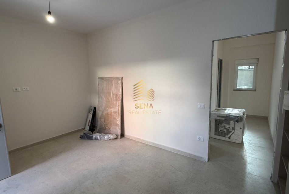 Tirane, jepet me qera Vile 1+1+Ballkon Kati 1, 65 m² 650 € (Rruga Robert Shvarc)