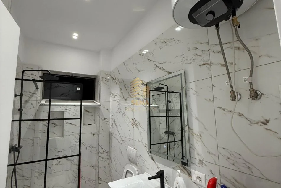 Tirane, jepet me qera apartament 1+1 Kati 4, 50 m² 700 € (Bulevardi Zogu i Pare)