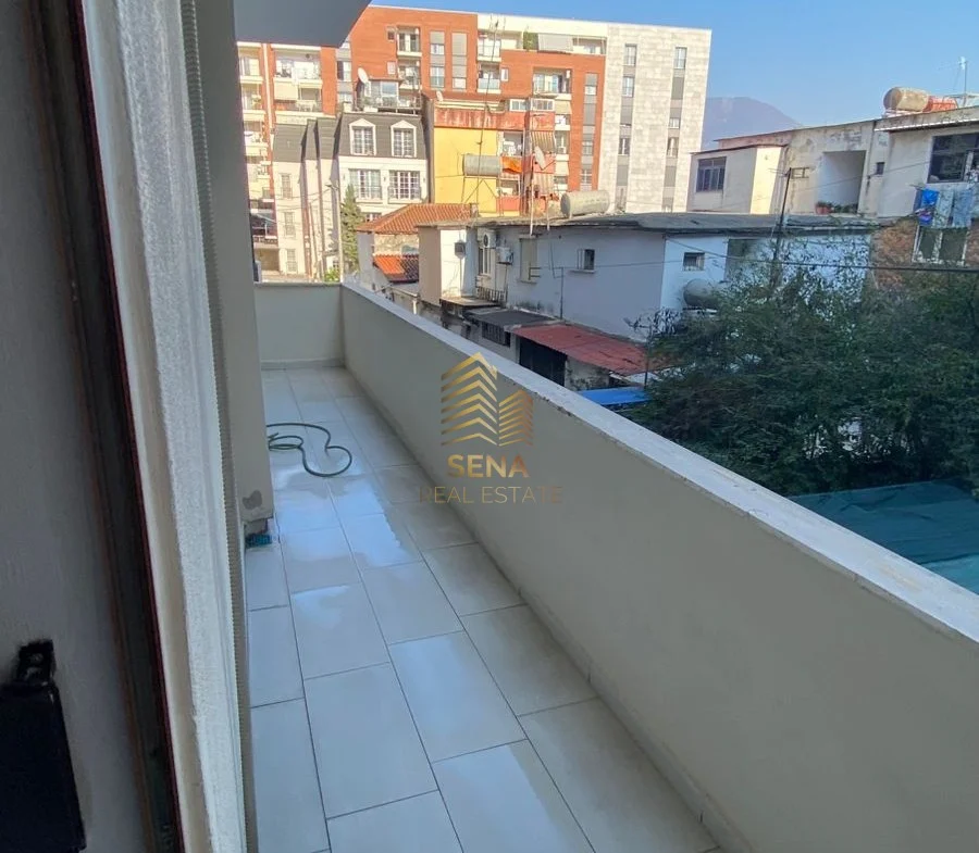 Tirane, jepet me qera apartament 1+1+Ballkon Kati 2, 68 m² 500 € (Rruga Ali Demi)
