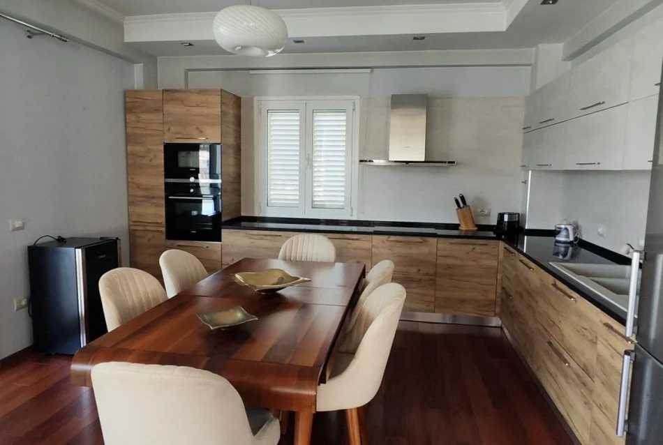 Tirane, jepet me qera apartament 3+1 Kati 2, 185 m² 1.500 € (Rruga Haki Shehu)