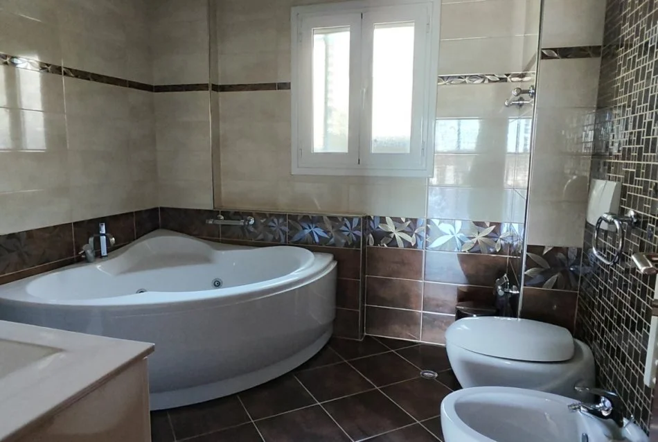 Tirane, jepet me qera apartament 3+1 Kati 2, 185 m² 1.500 € (Rruga Haki Shehu)