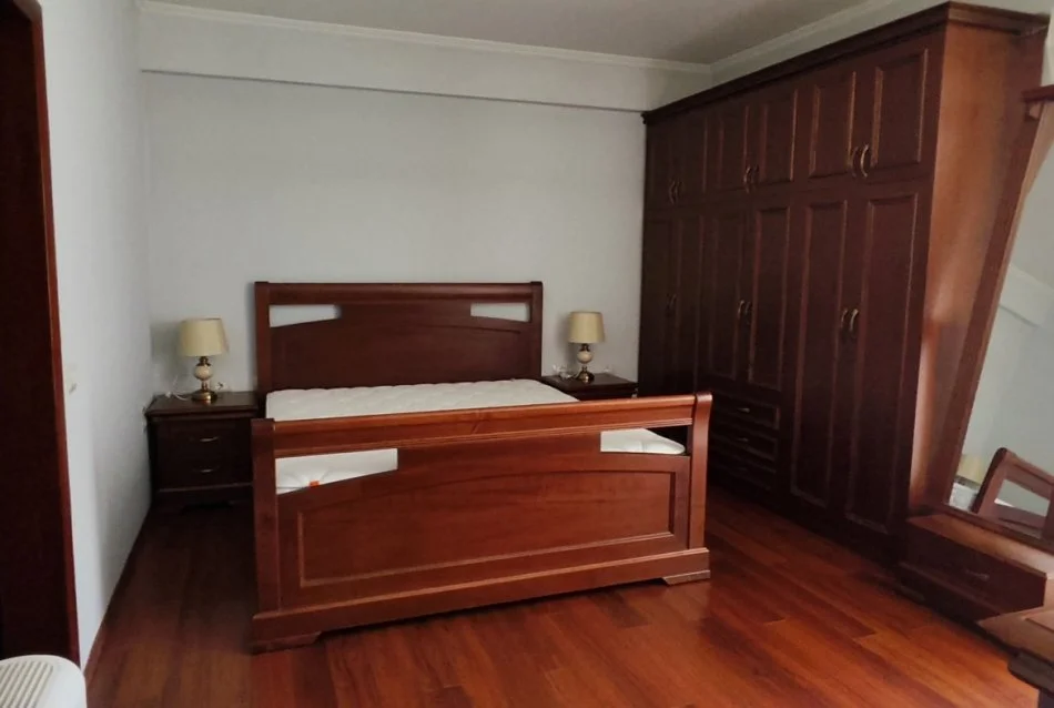 Tirane, jepet me qera apartament 3+1 Kati 2, 185 m² 1.500 € (Rruga Haki Shehu)