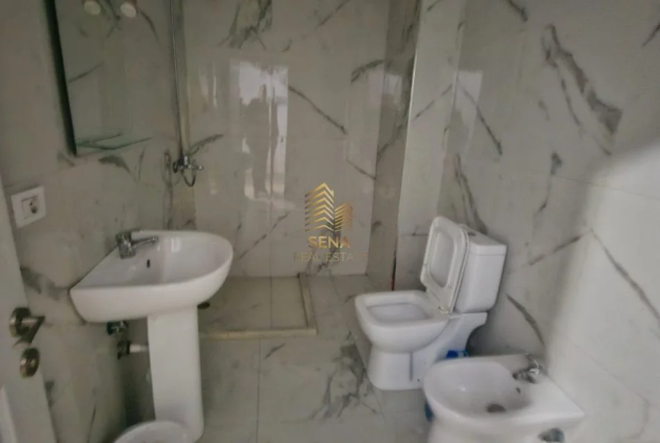 Tirane, jepet me qera apartament 1+1+Ballkon Kati 8, 65 m² 400 € (Yzberisht, Golden Park)