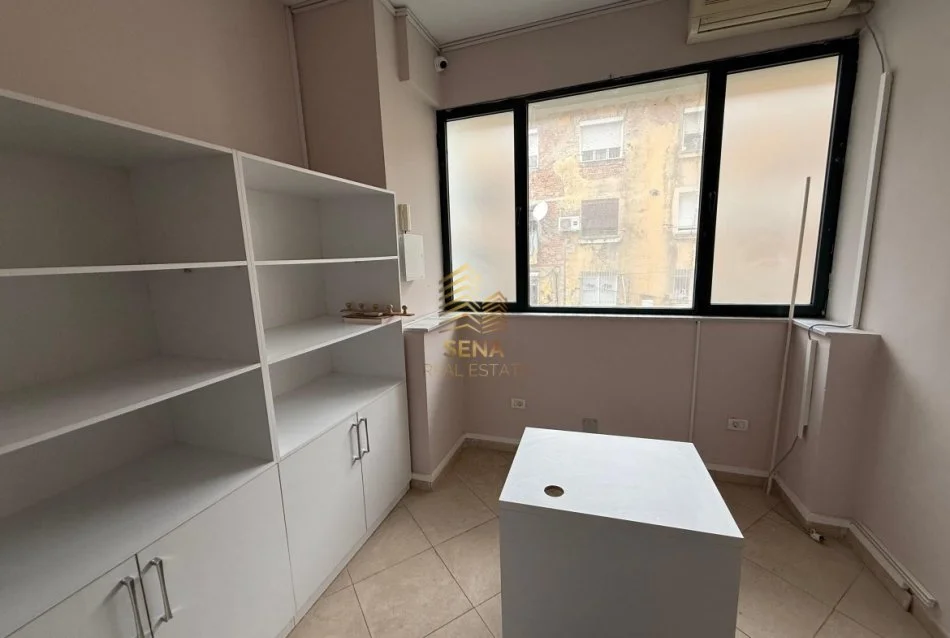 Tirane, jepet me qera ambjent biznesi Kati 2, 124 m² 950 € (21 Dhjetori, Rruga Muhamed Gjollesha)