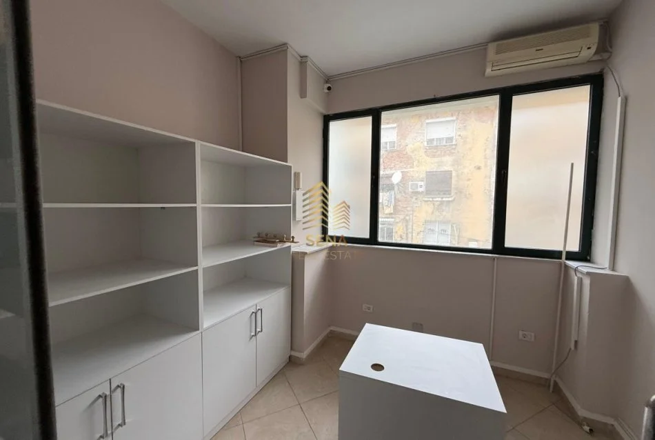 Tirane, jepet me qera ambjent biznesi Kati 2, 124 m² 950 € (21 Dhjetori, Rruga Muhamed Gjollesha)
