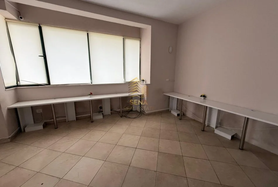 Tirane, jepet me qera ambjent biznesi Kati 2, 124 m² 950 € (21 Dhjetori, Rruga Muhamed Gjollesha)