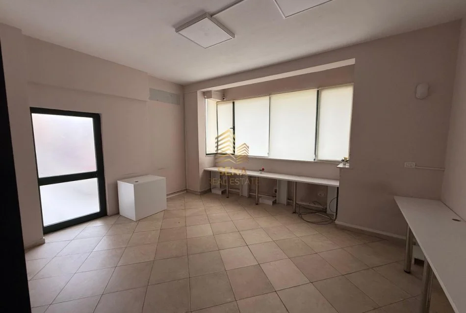 Tirane, jepet me qera ambjent biznesi Kati 2, 124 m² 950 € (21 Dhjetori, Rruga Muhamed Gjollesha)