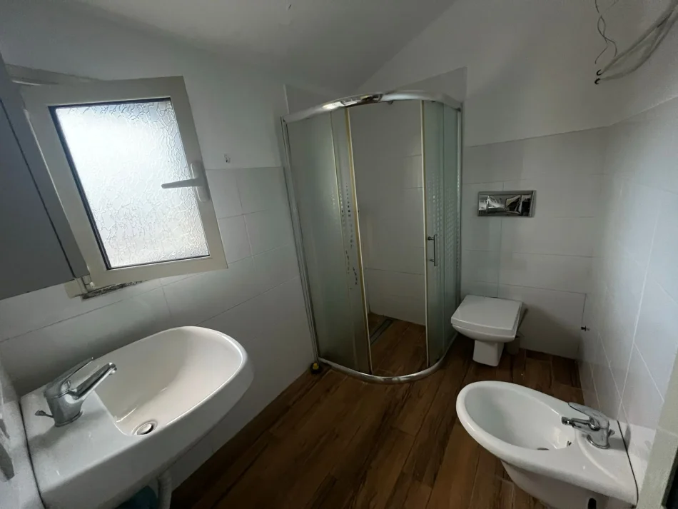Tirane, jepet me qera apartament 2+1+Aneks+Ballkon Kati 3, 90 m² 440 € (Ish shkolla flabina)