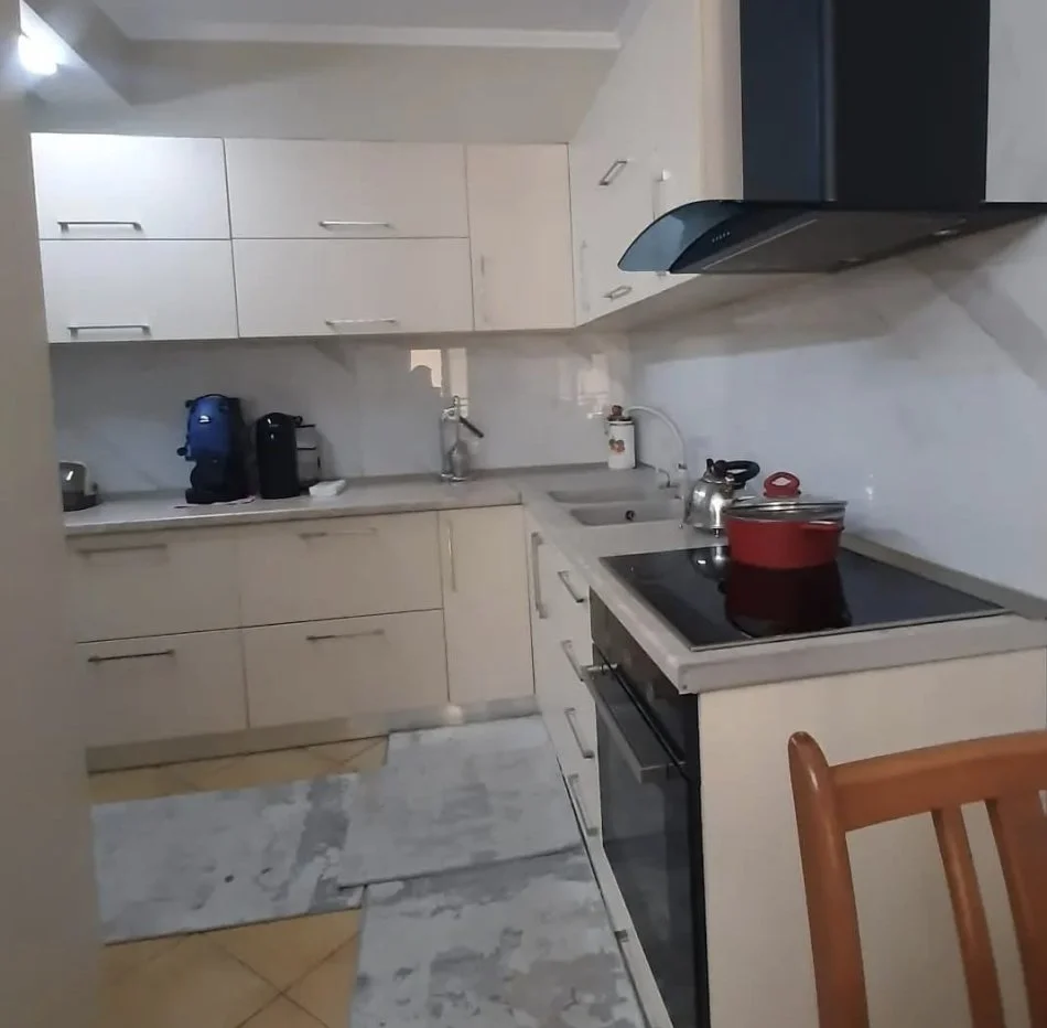 Tirane, jepet me qera apartament 2+1+Ballkon Kati 8, 110 m² 750 €