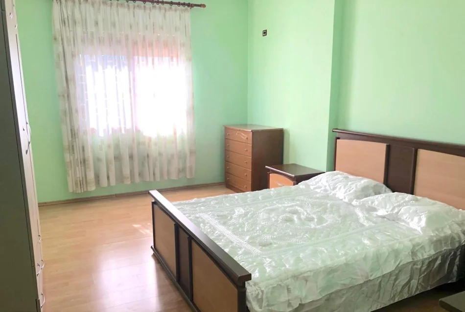 Tirane, jepet me qera apartament 2+1+Aneks+Ballkon Kati 3, 120 m² 400 € (Jordan Misja)