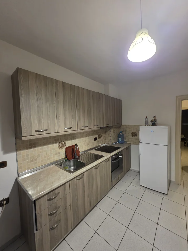 Tirane, jepet me qera apartament 1+1+Ballkon Kati 3, 60 m² 400 € (Xhamllik)