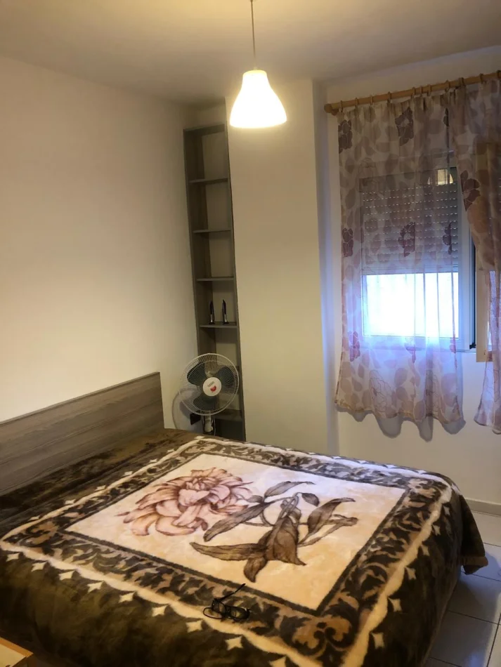 Tirane, jepet me qera apartament 1+1+Ballkon Kati 3, 60 m² 400 € (Xhamllik)