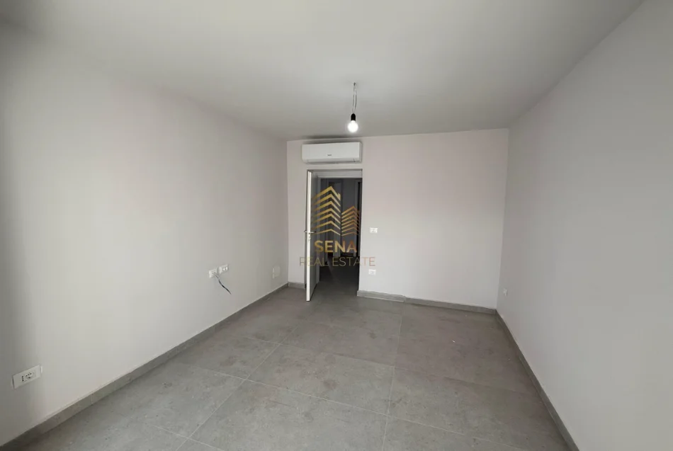 Tirane, jepet me qera ambjent biznesi Kati 2, 103 m² 1.300 € (Rruga Sitki Cico, prane Bulevardit Zhan D’Ark)