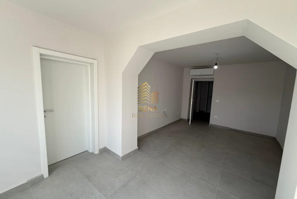 Tirane, jepet me qera ambjent biznesi Kati 2, 103 m² 1.300 € (Rruga Sitki Cico, prane Bulevardit Zhan D’Ark)