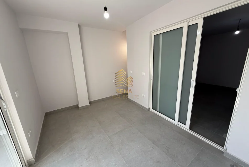 Tirane, jepet me qera ambjent biznesi Kati 2, 103 m² 1.300 € (Rruga Sitki Cico, prane Bulevardit Zhan D’Ark)