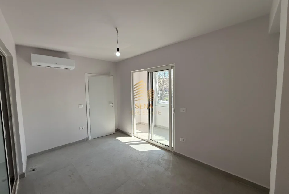 Tirane, jepet me qera ambjent biznesi Kati 2, 103 m² 1.300 € (Rruga Sitki Cico, prane Bulevardit Zhan D’Ark)