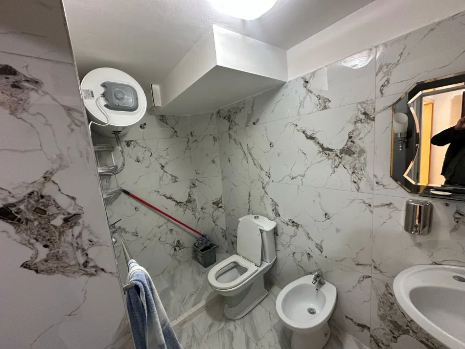 Tirane, jepet me qera apartament 1+1+Ballkon Kati 2, 66 m² 500 € (Rruga Bardhok Biba)