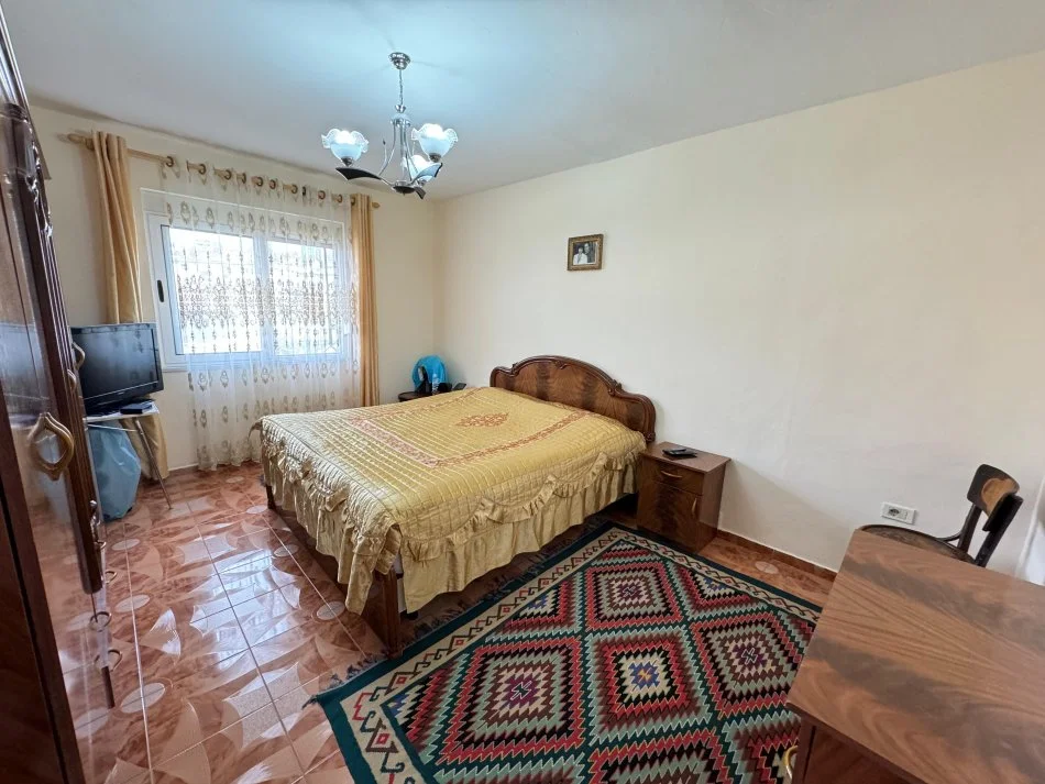 Shitet apartament 2+1
