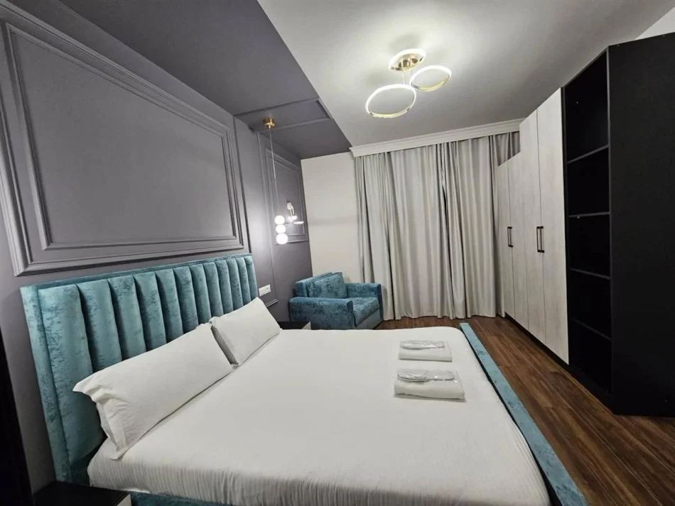 Shitet Apartament 2+1+2