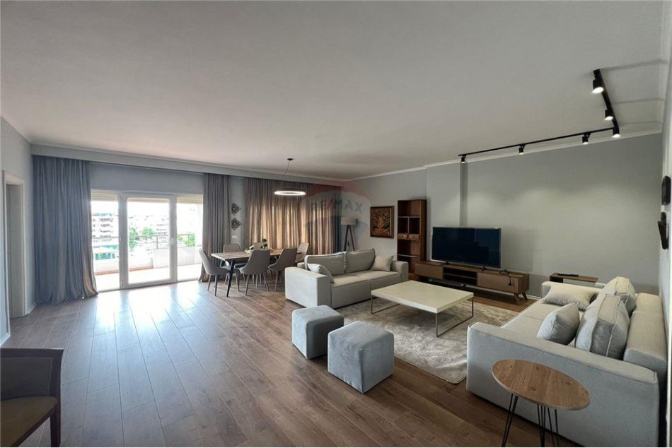 Tirane, jepet me qera apartament 2+1+Ballkon Kati 6, 135 m² 900 € (donbosko)