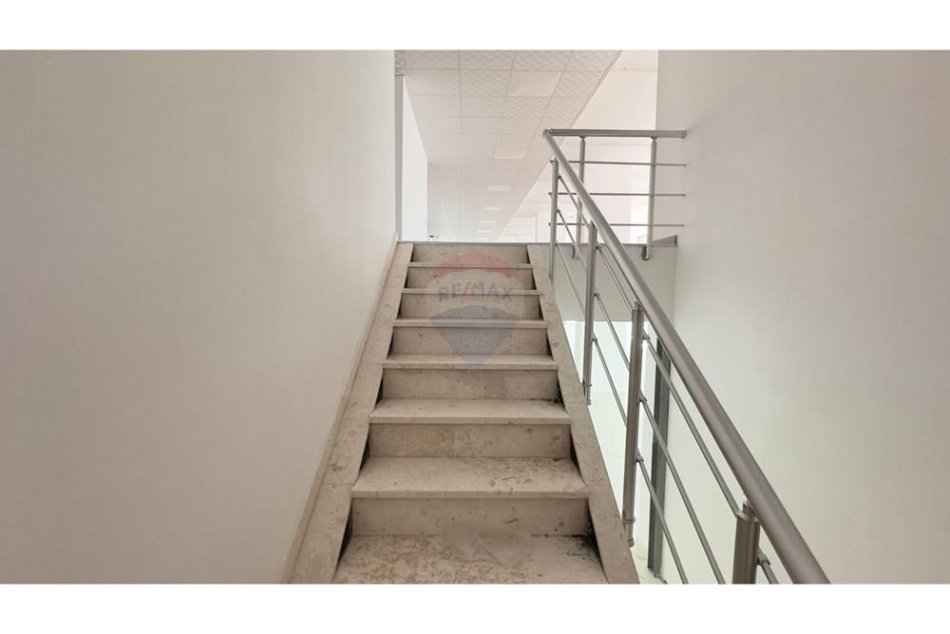 Tirane, jepet me qera ambjent biznesi Kati 1, 485 m² (rruga e dibres)