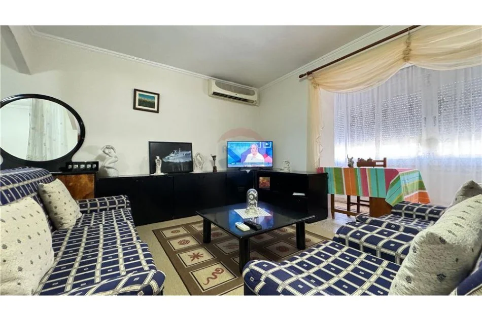Tirane, jepet me qera apartament 1+1 Kati 3, 55 m² 400 € (Liceu Artistik)