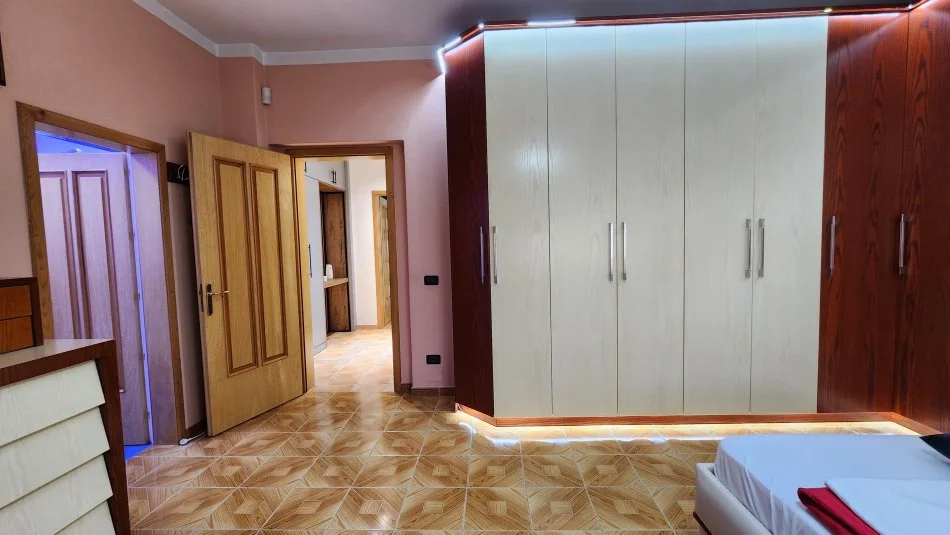 Tirane, jepet me qera apartament 1+1 Kati 2, 70 m² 500 € (Rruga e Elbasanit)