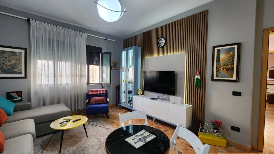 Tirane, jepet me qera apartament 1+1 Kati 2, 70 m² 500 € (Rruga e Elbasanit)