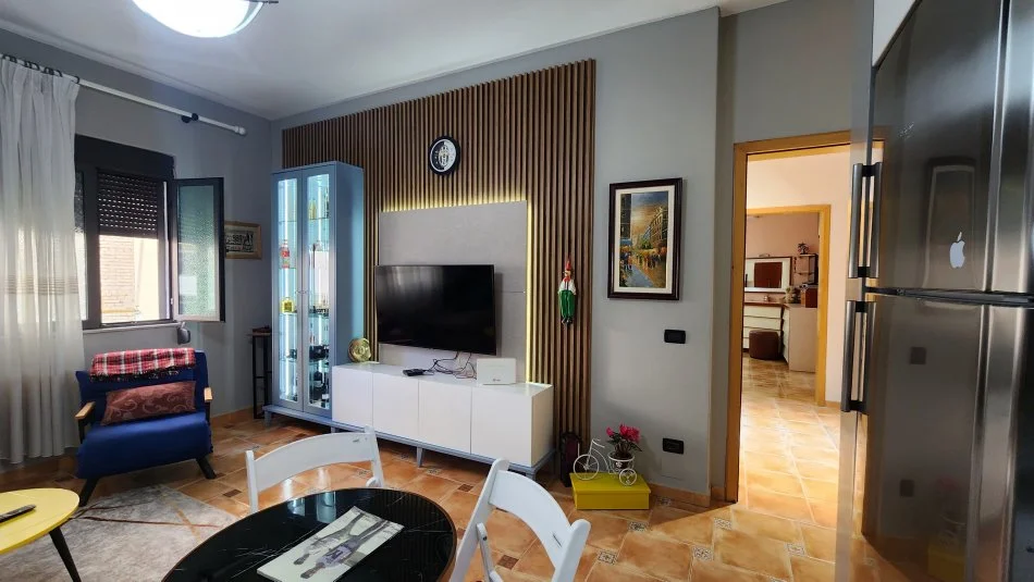 Tirane, jepet me qera apartament 1+1 Kati 2, 70 m² 500 € (Rruga e Elbasanit)