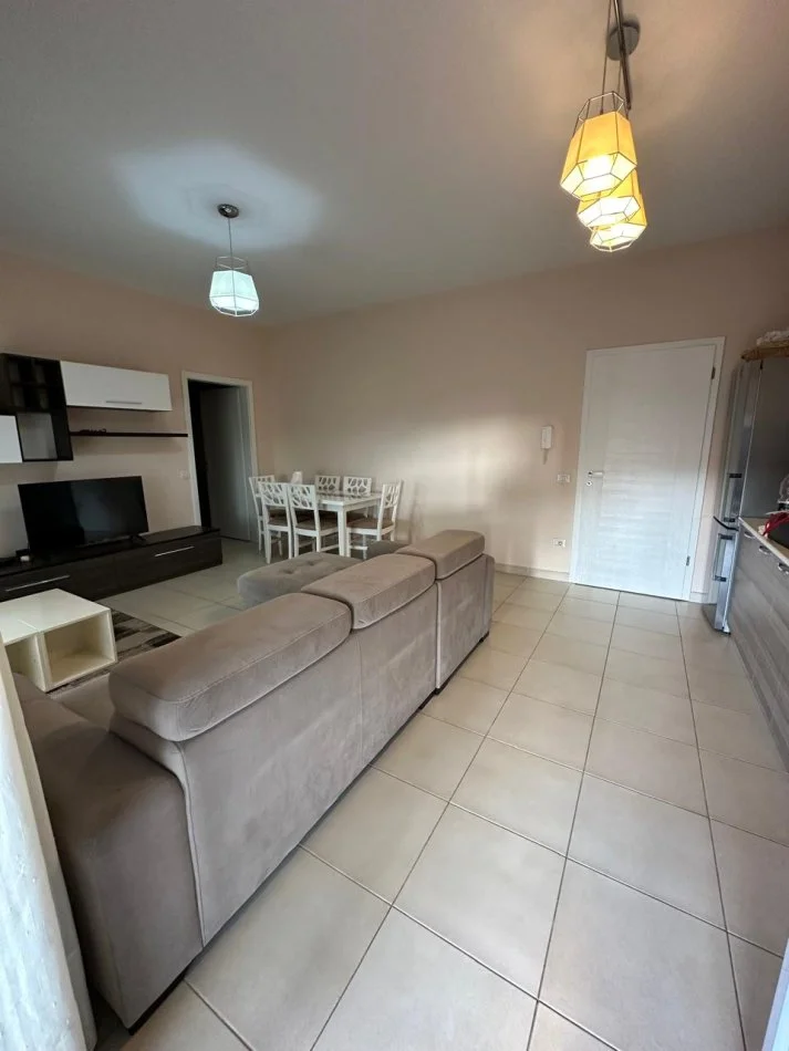 Tirane, jepet me qera apartament 1+1 Kati 7, 600 € (Rruga Muharem Butka)