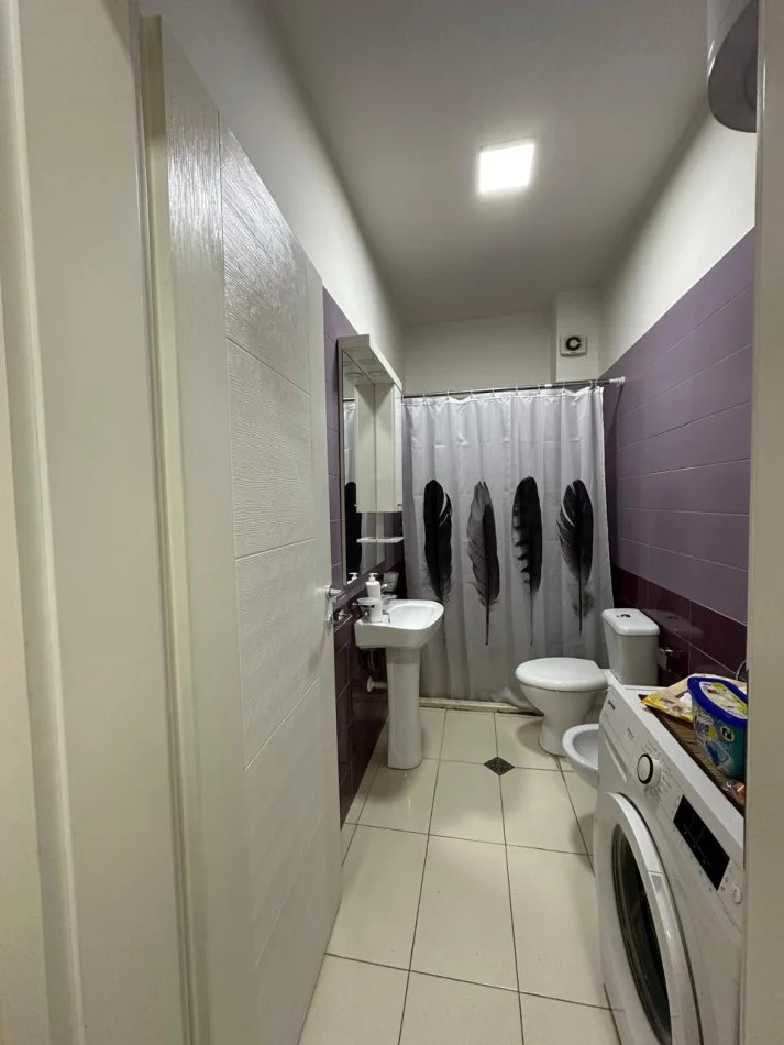 Tirane, jepet me qera apartament 1+1 Kati 7, 600 € (Rruga Muharem Butka)