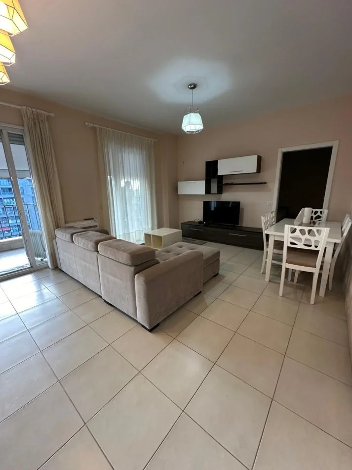 Tirane, jepet me qera apartament 1+1 Kati 7, 600 € (Rruga Muharem Butka)