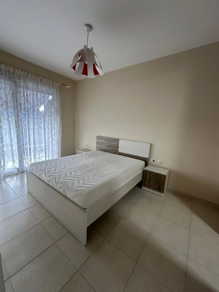 Tirane, jepet me qera apartament 1+1 Kati 7, 600 € (Rruga Muharem Butka)