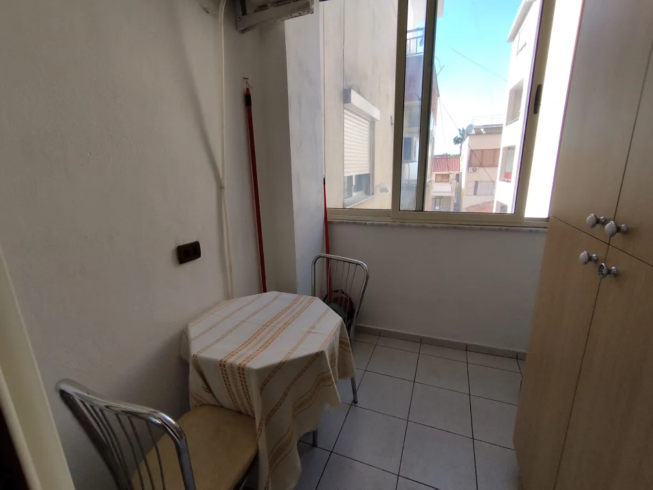 Tirane, jepet me qera apartament 1+1 Kati 3, 52 m² 350 € (Xhamlliku)