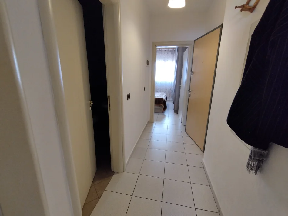 Tirane, jepet me qera apartament 1+1 Kati 3, 52 m² 350 € (Xhamlliku)