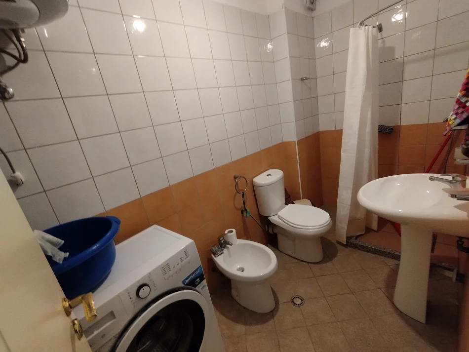 Tirane, jepet me qera apartament 1+1 Kati 3, 52 m² 350 € (Xhamlliku)