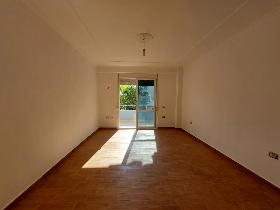 Vlore, shitet apartament 2+1+Ballkon Kati 2, 106 m² 200.000 € (Rruga Dhimitër Konomi)