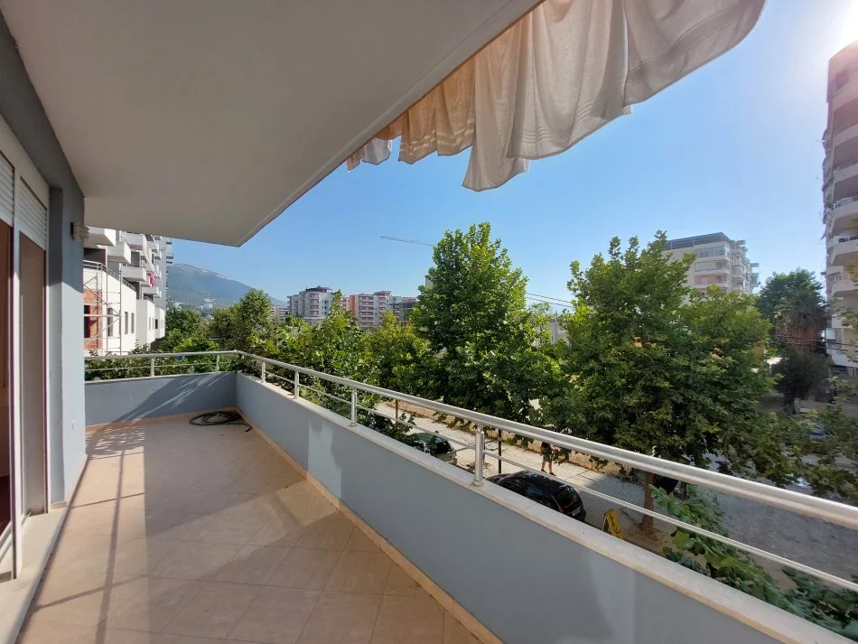 Vlore, shitet apartament 2+1+Ballkon Kati 2, 106 m² 200.000 € (Rruga Dhimitër Konomi)