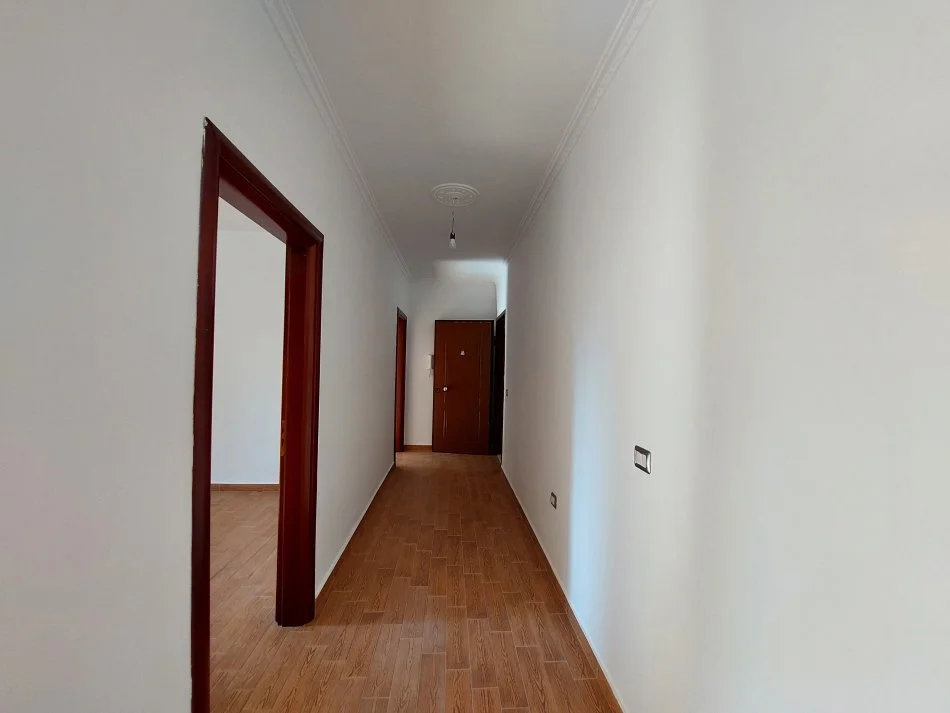 Vlore, shitet apartament 2+1+Ballkon Kati 2, 106 m² 200.000 € (Rruga Dhimitër Konomi)