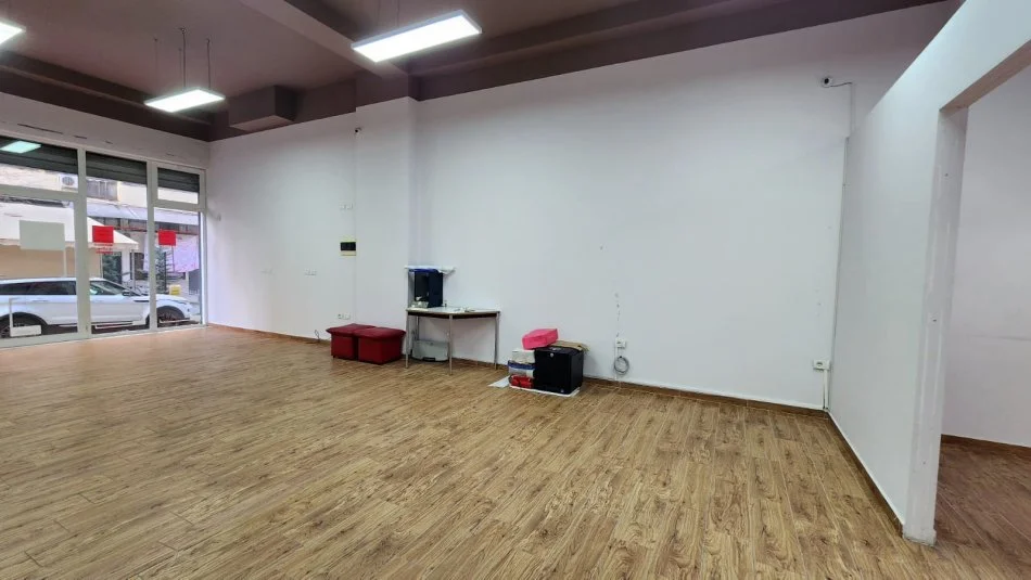 Tirane, jepet me qera dyqan Kati 0, 105 m² 850 € (Shefqet Musaraj)