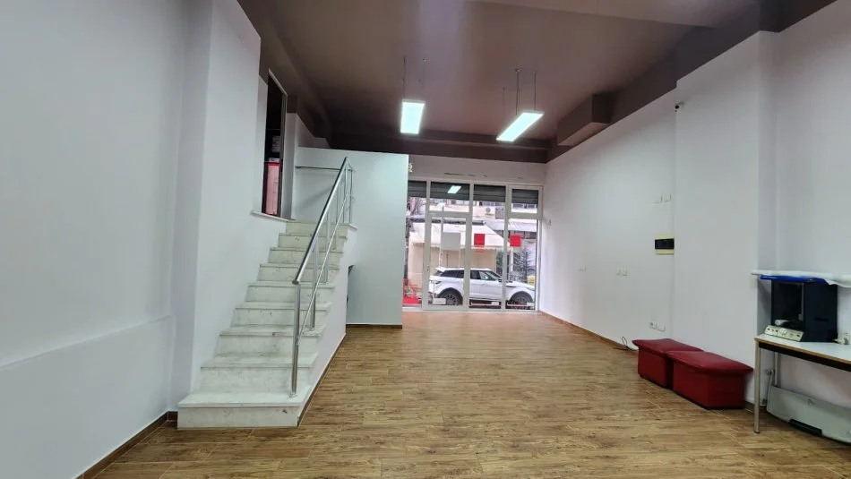 Tirane, jepet me qera dyqan Kati 0, 105 m² 850 € (Shefqet Musaraj)