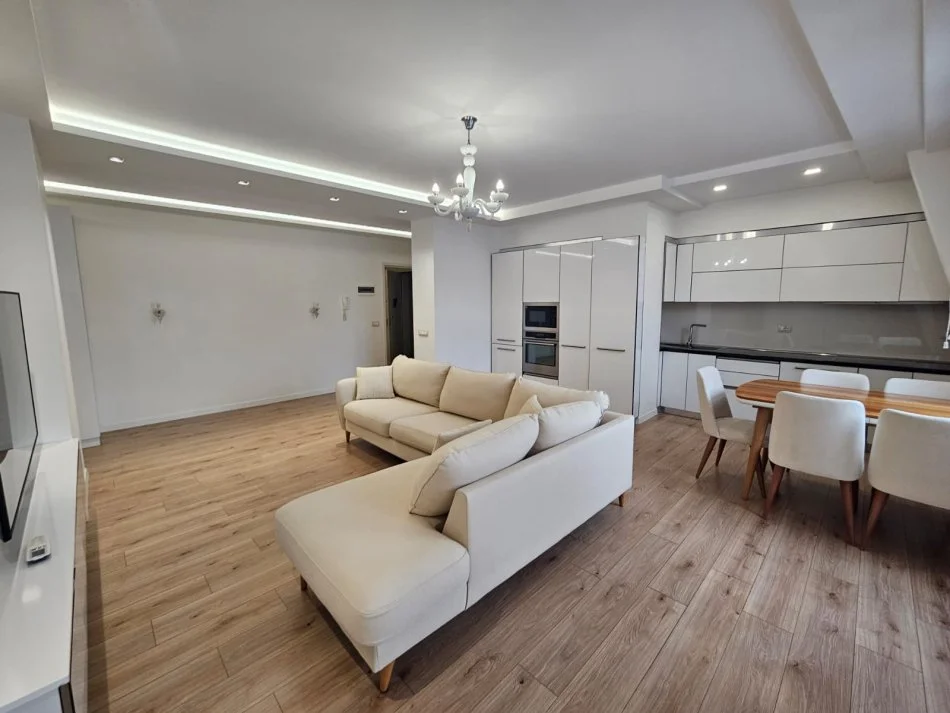 Tirane, jepet me qera apartament 2+1+Ballkon Kati 6, 1 m² 1.200 € (Faik Konica)