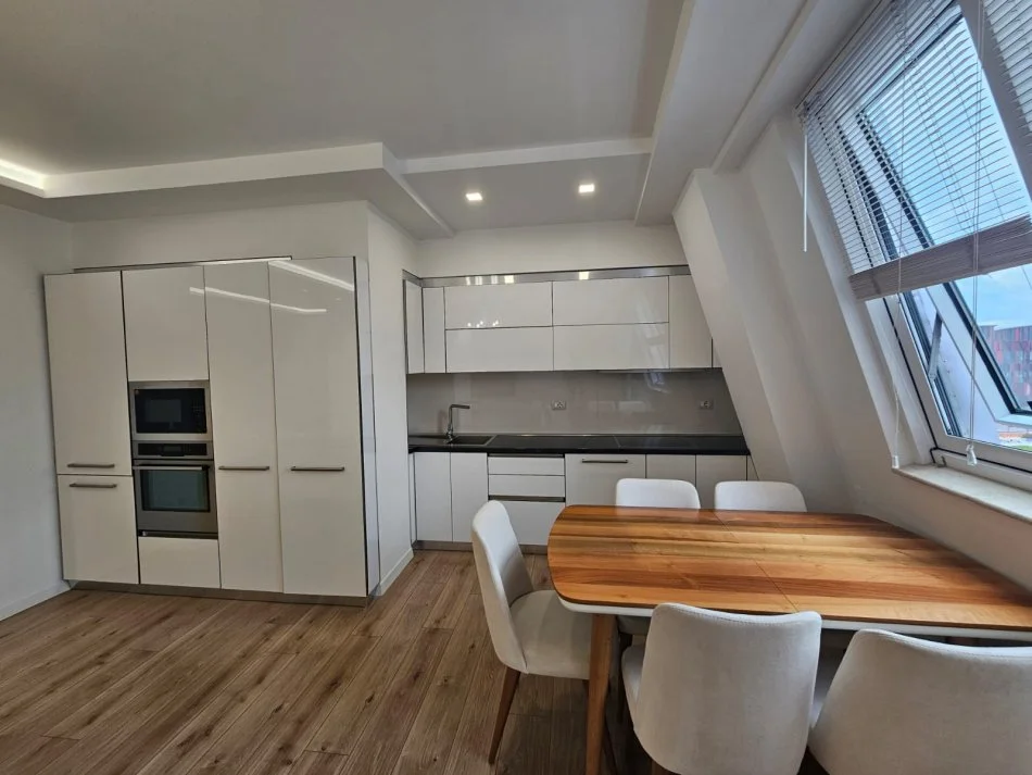 Tirane, jepet me qera apartament 2+1+Ballkon Kati 6, 1 m² 1.200 € (Faik Konica)