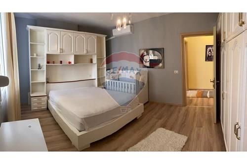Tirane, jepet me qera apartament 2+1+Ballkon Kati 13, 135 m² 800 € (Myslym Shyri)