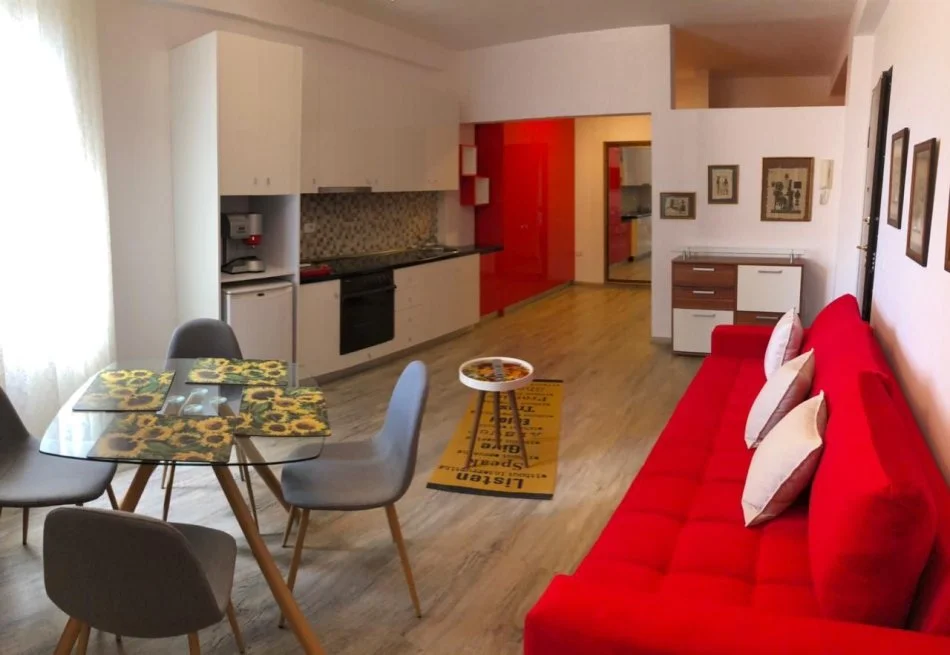 Tirane, jepet me qera garsonier 1+1 , 45 m² 400 € (Përball Delijorgjit)