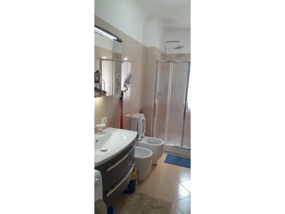 Vlore, jepet me qera apartament 1+1+Ballkon Kati 4, 76 m² 450 €
